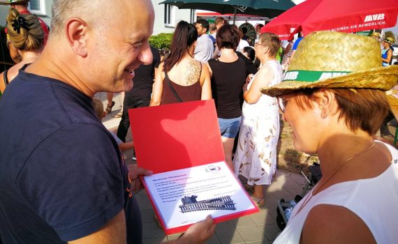Der FVMD übergibt ein Geschenk zur Einweihung der "Wiener Straße"